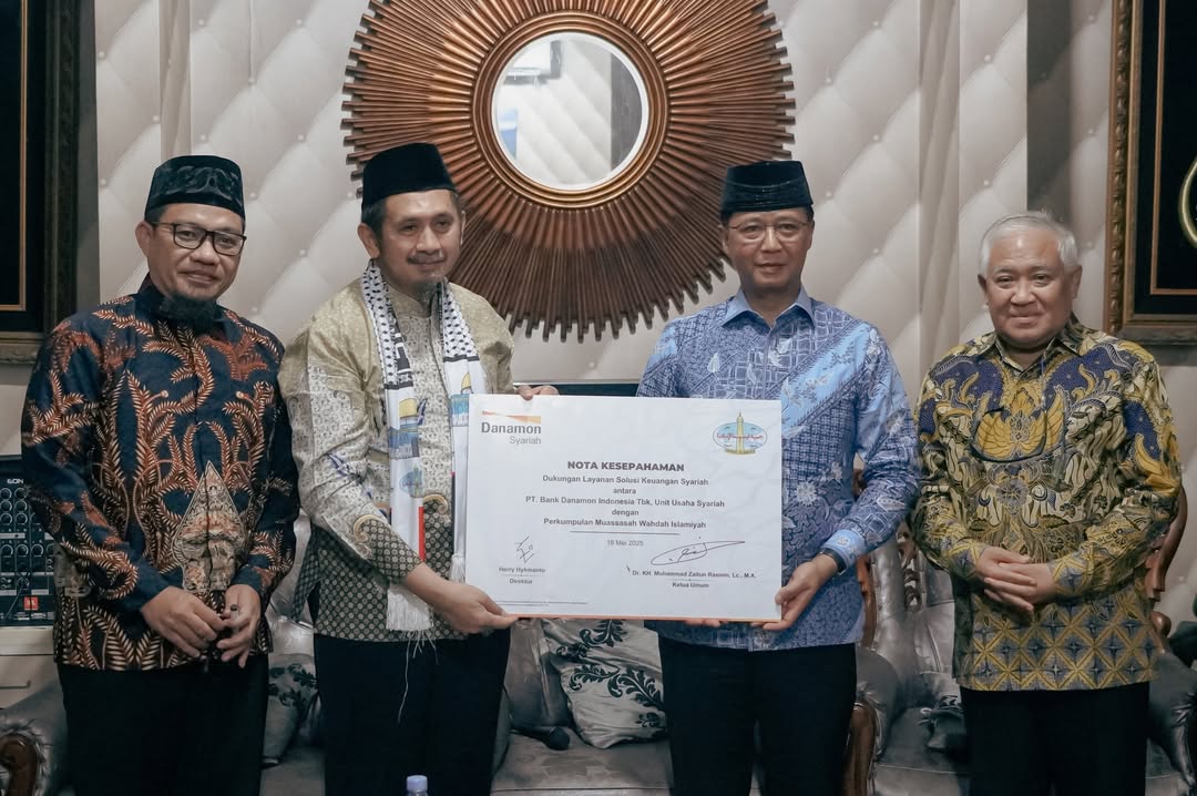 Alhamdulillah, kemarin saya mendapat kesempatan yang sangat berkesan untuk menghadiri pertemuan penting di kediaman Prof. Din Syamsuddin. Mantan Ketua PP Muhammadiyah dan juga Ketua MUI yang saat ini diamanahi sebagai Ketua Dewan Pengawas Syariah (DPS) Bank Danamon Syariah.
Paginya kami sama-sama orasi di Aksi Bela Palestina. Siangnya ketemu lagi di kediaman beliau.
Berbagai ormas Islam terkemuka, menandatangani MoU yang menandai komitmen bersama untuk memperkuat ekosistem keuangan syariah dan pemberdayaan ekonomi umat bersama Bank Danamon Syariah. Tak terkecuali Wahdah Islamiyah.
Kelemahan kita selama ini adalah sering saling menunggu. Ke depan, kita harus lebih proaktif untuk memajukan ekonomi umat. Kerja sama yang solid membutuhkan langkah-langkah nyata dan keberanian untuk bergerak cepat.
Bank-bank syariah perlu menyiapkan advisor-advisor yang pro aktif membantu ormas-ormas dalam mengelola keuangan syariah. Langkah ini saya yakin dapat mendorong akselerasi pemberdayaan ekonomi berbasis syariah yang bermanfaat bagi umat Islam di seluruh Indonesia.
Mari kita dukung penberdayaan ekonomi syariah dan terus bersinergi untuk Indonesia yang lebih baik!
#WahdahIslamiyah #EkonomiSyariah #SinergiUmat #PemberdayaanEkonomi #BankDanamonSyariah #IslamRahmatanLilAlamin