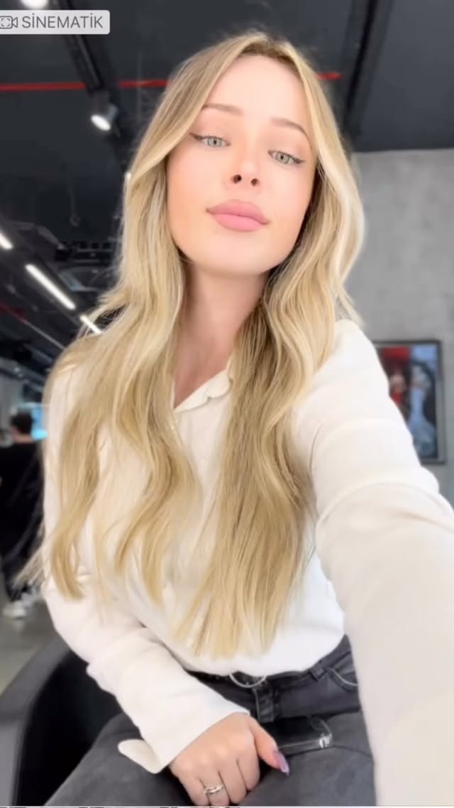 Erdem kıramer acıbadem 💥
Değerli misafirlerimiz sizler için yaptığımız yeni kesim modelimiz ve natural sarı tonlarımız ile sizlere kaliteli hizmet vermeye devam ediyoruz saçlarınızın canlılığı ve parlaklığını kaybetmeden daha canlı ve dolgun gözükmesini önemsiyoruz 🙏🙏👇
Fiyat ve bilgi için bizim ile iletişime geçiniz 🙏
#erdemkıramersarısı #balyaj #haircut #keratinbakım #almanya🇩🇪 #berlin #iran