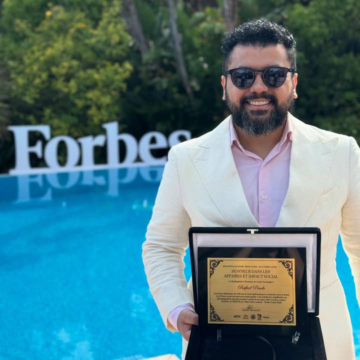 Nesses últimos 12 anos, foquei em fazer pontes estratégicas, me conectar e conectar o Brasil com alguns dos mais notórios líderes de impacto global com Sir Richard Branson, Jordan B Peterson, Gary Vee, investidores, Presidentes e Ministros de nosso país - o que me rendeu - de convite para o G20 à participação em comitiva para o FMI, Banco Mundial e encontros internacionais.
Com foco em transformar nosso país, o acesso à educação de qualidade e gerar impacto para as próximas gerações tendo levado mais de 1000 empresários para os EUA, mais de 40 mil clientes em eventos presenciais e mais de 1 milhão de empreendedores impactados fico honrado de ser um dos 10 empresários agraciados com o mérito em Impacto Social e Empresarial pela @forbes_fr no evento Brasil Global 200 Anos que comemora os 200 anos de relações diplomáticas entre Brasil e França ao lado do mega empresário Nelson Wilians, da filantropa Anne Wilians, da atriz e empresária Marina Ruy Barbosa entre tantos outros nomes de peso.
Obrigado Deus pelas suas bençãos, pela minha mãe - que me inspira e motiva a ser um ponto de transformação no mundo e para todos aquele que sempre me apoiaram. Obrigado também @patriciamirza pela organização impecável deste evento.
❤️🥂
#forbes #brasilglobal #impactosocial
