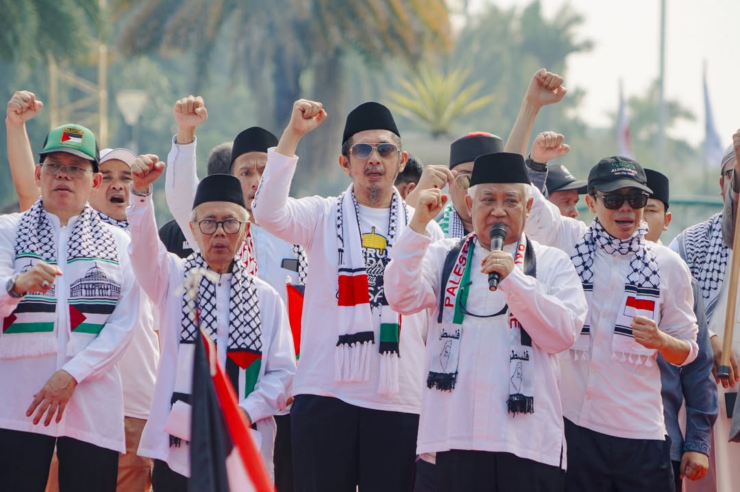 "Palestina Tidak Sendiri!"
Pagi ini, di bawah langit Jakarta yang cerah, kami berdiri bersama ribuan saudara seiman dan sebangsa di sekitar Monas. Saya sampaikan di depan massa aksi, bahwa penderitaan Palestina adalah ujian bagi nurani kemanusiaan kita.
"Saudara-saudaraku, jangan pernah lelah untuk bersuara! Setiap langkah kita hari ini adalah bagian dari perjuangan. Setiap doa yang kita panjatkan adalah harapan bagi saudara-saudara kita di Palestina. Jangan pernah menyerah untuk memperjuangkan keadilan. Karena kita yakin, kebenaran akan menang, dan penjajahan pasti berakhir!"
Pagi tadi, saya merasakan energi luar biasa dari antusiasme jamaah yang hadir. Tak hanya suara, tetapi juga doa dan harapan yang tulus kami kirimkan untuk saudara-saudara kita di Gaza dan seluruh Palestina.
📢 Mari terus bersuara, bergerak, dan berdoa! Palestina tidak sendiri. Kita akan terus berada di sisi mereka hingga keadilan ditegakkan dan penjajahan diakhiri.
"Jangan ada Nakba lagi!"
✊ #GazatidakSendirian
✊ #BersuaraSampaiMerdeka
✊ #ARIBPalestina