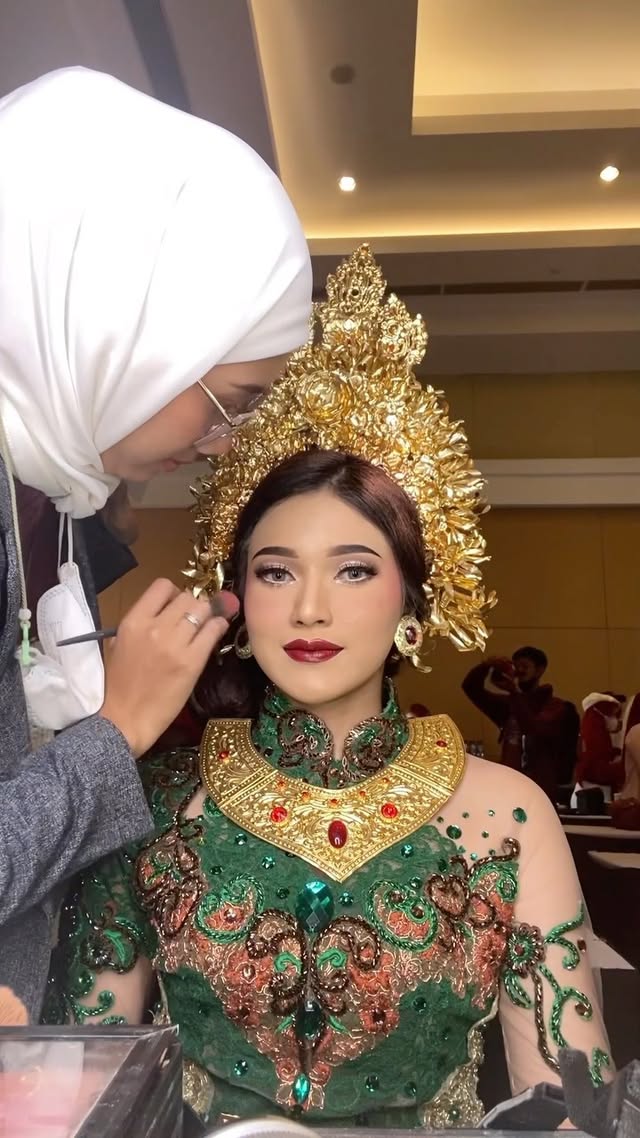A day in my life 🤍 Beauty Workshop @gwendapramesti X @ltpro_official
.
Mua @nazrenchenmua @nazrenchen
Hairstylist @anisvyro.hijabhairdo
Acc gown @npc_mua
FG @lighttreephoto
Muse @bellaberlin_
.
#makeuppengantinmalang #makeuppengantin