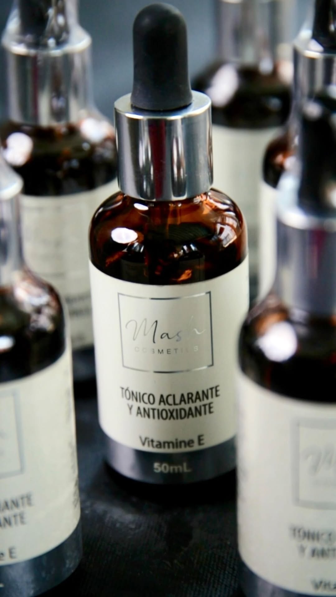 Formulado para emparejar el tono de la piel, reducir el tamaño de los poros y controlar el exceso de grasa, este tónico es tu aliado perfecto para una tez rejuvenecida y saludable. ¡Dale a tu piel el cuidado que se merece!”