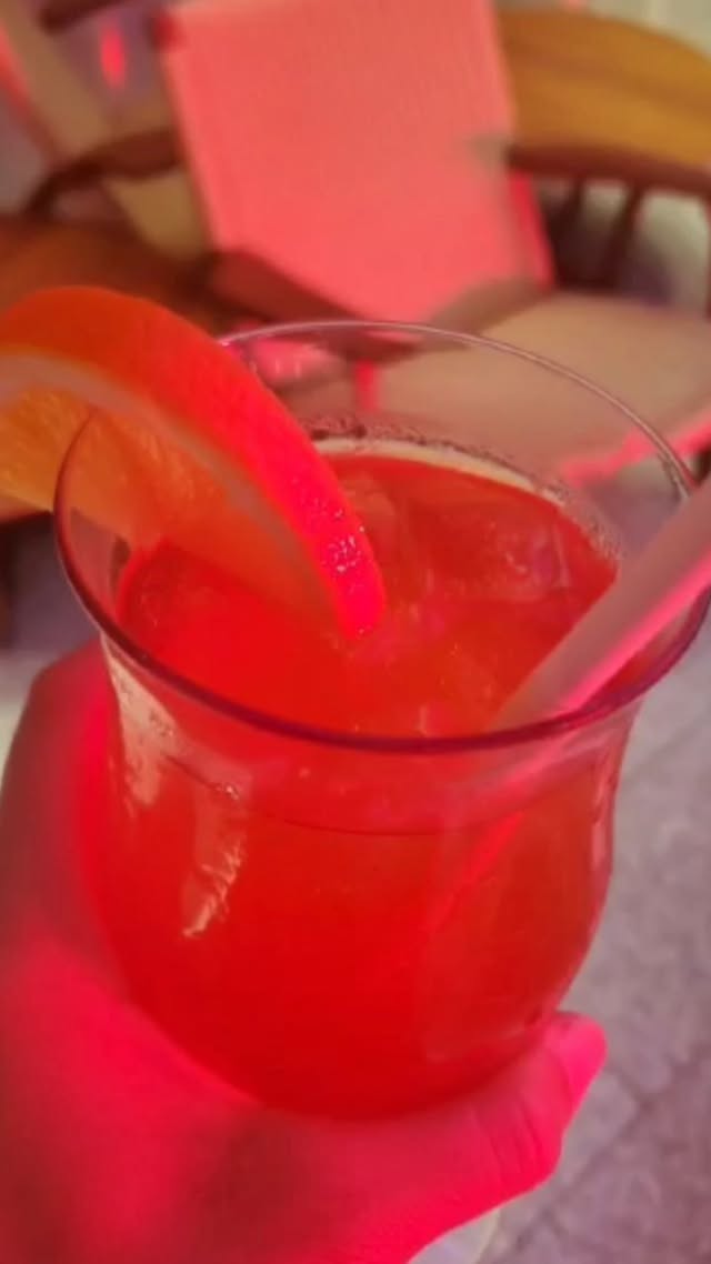 Can you find me on this video? 🧐🤔 ... Or yourself?.. #cheers 🥂
#workandfun
#musicvideo #cmercial #funonset #cruise #crociera #carribean #travel #vacation #voyage #viaggiare #travelblogger #milena_narciso_official