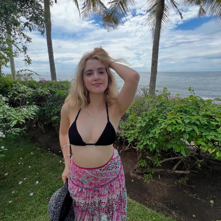 Vanessa wore this skirt in The Comeback, and now I’m wearing it in Bali. We looove when a skirt has range!!