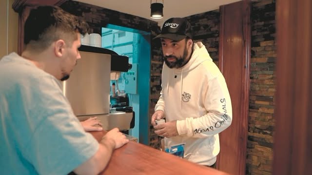 •CAFÉ CHETO VS CAFÉ TRADICIONAL• Etiquetá a tus amigo/as que piden caramel macchiato 😂☕️🥤
Seguinos en YouTube: youtube.com/rodriguezgalati
Volvemos renovados! Con contenido semanal en el canal de YouTube e IG 👍🏻 @robergalati @luquitarodrigue @manuelburak @micaelsonzini
Gracias @savoryheladoscafe 👏
#rodriguezgalati #humor #cafeteria #empleados #cafe #starbucks #cafetradicional #cafédeespecialidad
