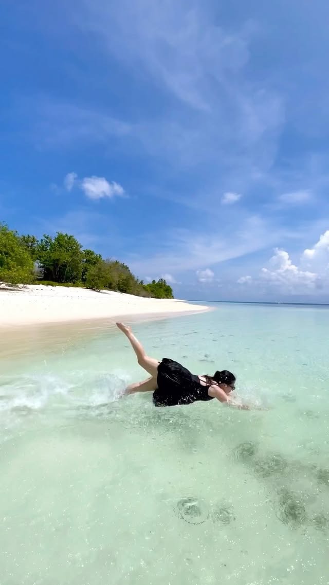 Welcome to SEYCHELLES ☀️ @melissa’s so excited to be here for the first time!!! 🇸🇨
.
Can you believe this is our villa?! It’s 3 bedrooms with an epic infinity pool, PLUS your own private beach!!! I’m never leaving! haha 😍😍😍 villa tour coming soon!
.
🎥 @jerometraveller
🏃🏻♀️ @melissa
____________________
#seychelles #seychellesisland #africa #beach #run #luxury #holiday #vacation
