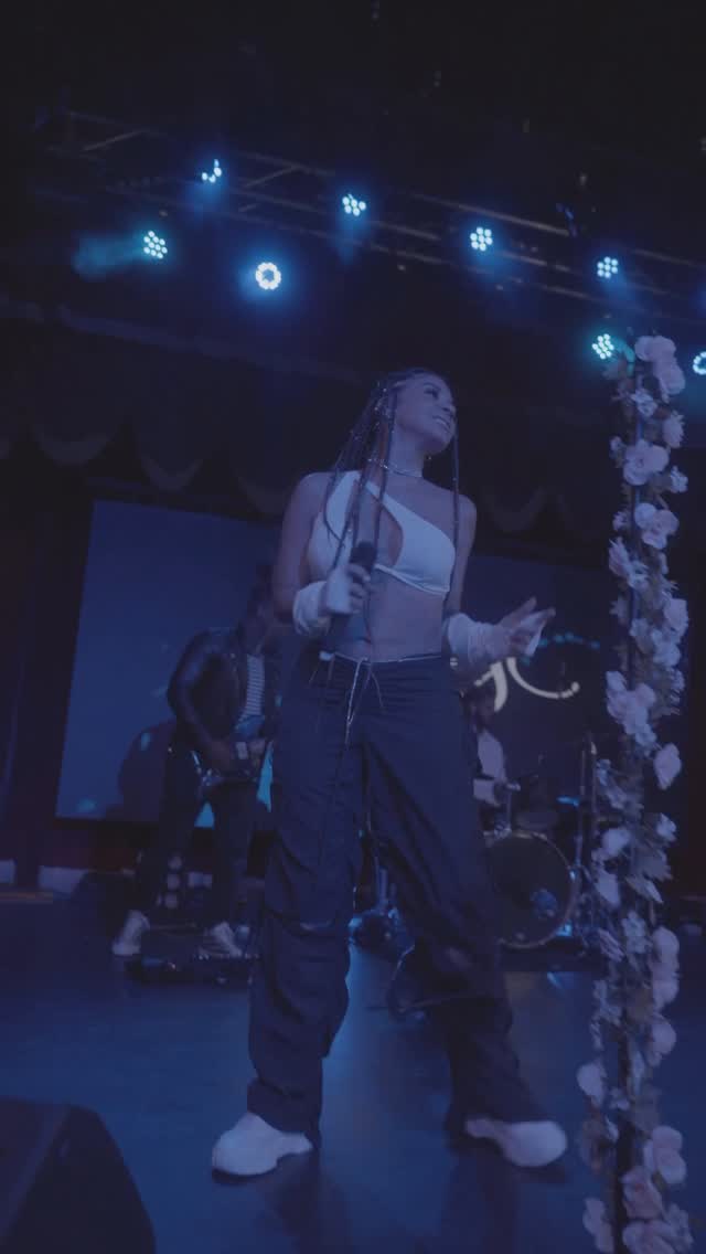 🦋I promised myself NOTHING WILL STOP my GROWTH anymore. Wear your scars that’s your story baby 🎤🎵🎧
Whose ready for all USA & EUROPE SHOW DATES ❣️
Show me some love 🩵