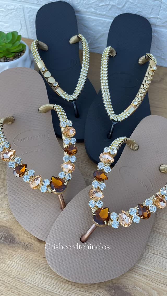 ✨ Detalhes que encantam! ✨
As Havaianas personalizadas são perfeitas para quem ama conforto sem abrir mão da elegância. 💎
Modelos com pedrarias e nomes personalizados para brilhar em qualquer ocasião! 🌟
Qual é a sua favorita: preta clássica ou nude sofisticada? 🖤🤎
#HavaianasPersonalizadas #ConfortoComEstilo #FeitoComAmor