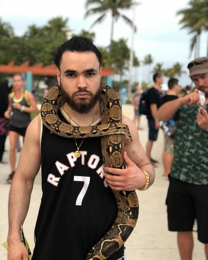 Keep your grass low and the snakes will show 🐍
.
I can’t stress how crucial it is to surround yourself with the right people and not snakes🙅🏼♂️
.
Like minded individuals that want to see you win! 🙌🏼
.
Yes, I enjoy being social and making new friends but I keep my inner circle very small and exclusive🤷🏻♂️
.
Not because I’m a dick (debatable) but because I know that if you surround yourself with toxic people, losers or negative energy then you will become the same way🤦🏻♂️
.
But if you surround yourself with rich, happy, kind and loving people that push you and genuinely want to see you grow then you will become a much stronger person💪🏼
.
Guys I just want to remind you that YOU are enough and you shouldn’t put up or become complacent with any negative/toxic relationships or environment !🙌🏼🙏🏼
.
The truth is that snakes and fake people will always show up but life if short and you deserve to live your BEST LIFE constantly pushing your comfort zone, spreading love, positivity and growing as a person without any the snakes 🖕🏻🐍