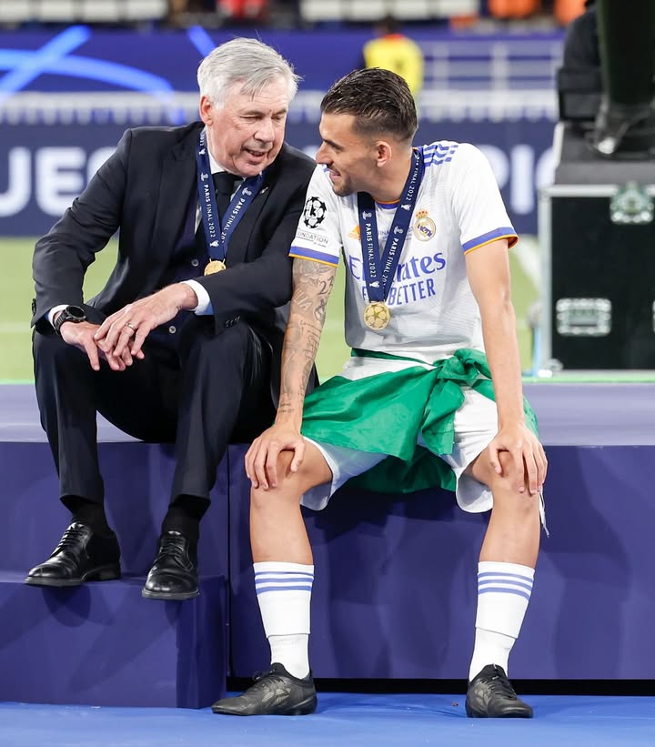 Míster,
Antes que nada… gracias.
Gracias por cada palabra, cada gesto, cada enseñanza, por tu humildad, tu sencillez, tu cercanía...
Como entrenador, no hay dudas: la historia ya te ha puesto en el lugar que mereces, el más alto. Pero como persona, aún estás por encima de eso.
Siempre has querido lo mejor para nosotros, nos has cuidado como a una familia. Eso no se olvida.
Y no me quiero olvidar de tu cuerpo técnico:
Davide, un fenómeno, con un futuro enorme como míster.
Simone, un maestro del fútbol, un ejemplo constante.
Francesco, un apasionado incansable, obsesionado con sacar lo mejor de cada uno de nosotros.
Espero no dejarme a nadie, porque entre todos me habéis hecho crecer, no solo como futbolista, sino como persona.
Gracias por tanto. Por todo.
ÚNICOS. 🤍⚽️