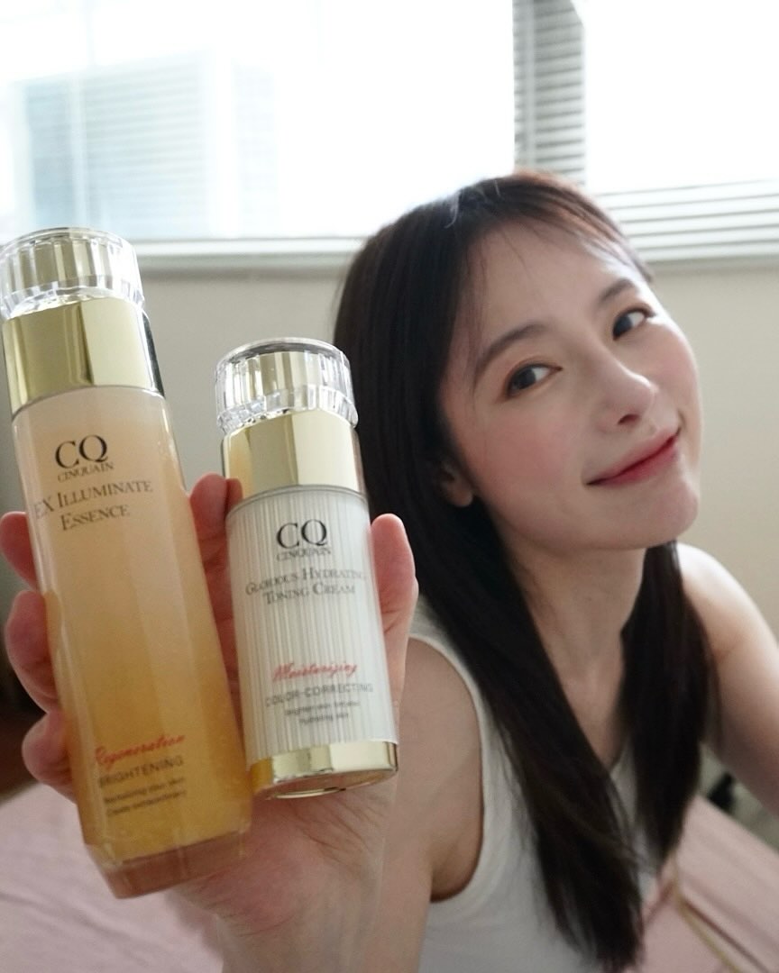 最近愛上 思珂的活膚露和素顏霜組合,真的是乾肌+敏感肌女孩的夏日救星!😍
#璀璨光金箔活膚露 (小仙露)
質地像水一樣輕盈,早晚洗完臉擦上去的一瞬間超級舒緩。保濕度一整天都很充足,從早到晚都不會覺得乾,重點是完全不黏膩!超級清爽!而且成分也都非常特別:
✨ 燕窩胜肽 —— 幫助肌膚回春,摸起來嫩嫩的
✨ 雙專利玻尿酸 —— 強效鎖水,全天保濕
✨ 乳酸桿菌 —— 穩定膚況,對我的敏感肌超友善
再來是我的化妝小祕密~
#璀璨光提亮UV素顏霜 (璀璨霜)
一般我工作化妝,粉底液之前就先用這瓶素顏霜校色。高保濕、好延展,擦起來清爽不厚重,而且還有防曬效果,如果是一般外出,對我來說就蠻夠用了。意外之喜!還有淡淡的珍珠光澤,擦在兩頰可以自然提亮膚色。不上粉底也能有好氣色💖
真心推薦給跟我一樣是「乾+敏感肌」的朋友們,讓肌膚在炎熱的夏天也能穩定、健康又水嫩🌿💧
@cinquain_tw
#璀璨光晶透活膚露
#思珂璀璨光水透嫩提亮UV素顏霜
#cinquain #思珂CQ #CQ思珂 #新客買就送 #下載APP領$1000
導購連結
https://cq-shop.com/夏日清爽首選