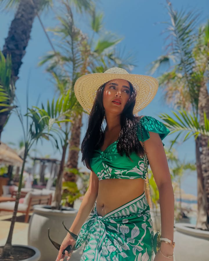 Waves come to go ♥️
.
.
.
.
.
.
.
Swimwear- @twirl_around_world
PR- @_anushkapuri_
Makeup artist: @Hanee_baker