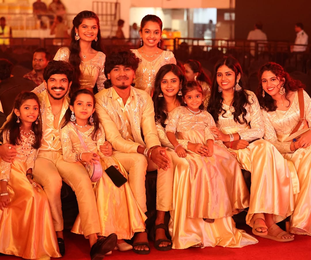 SS10 Family is back!❤️✨
Cannot believe we were on this huge Finale stage about an year ago! So good to be back together today!🥳
With cuties @aksharalakshmi_official @meghnasumesh1 @josikaalokesh @rowdybaby.varshu @super_singer_laya_varshini
#supersinger #johnjerome #jeevithabaskar #vigneshrraju #vaishnavikovvuri #sreenidhiramakrishnan #finale #ss10