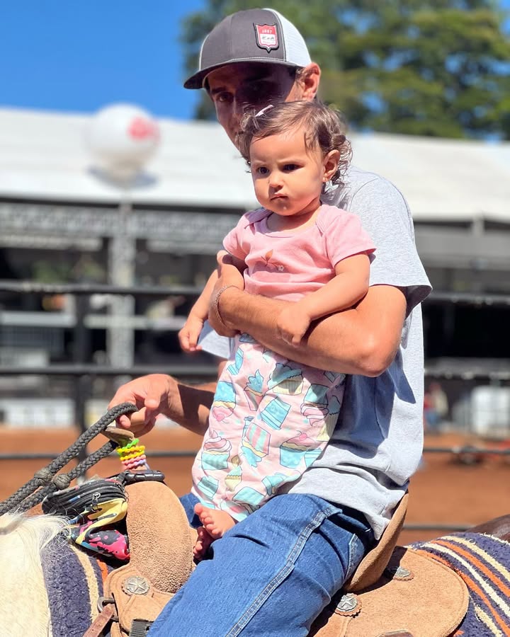 E hoje minha princesa completa 1 aninho de vida!!
Obrigado por mudar nossas vidas e nos mostrar o que é amor, sem vc eu não sou mais nada!!
Espero ser o melhor pai do mundo pra vc, e que eu possa sempre estar ao seu lado para oque precisar PAPAI TE AMA MUITO ❤️❤️
@jujunespoli