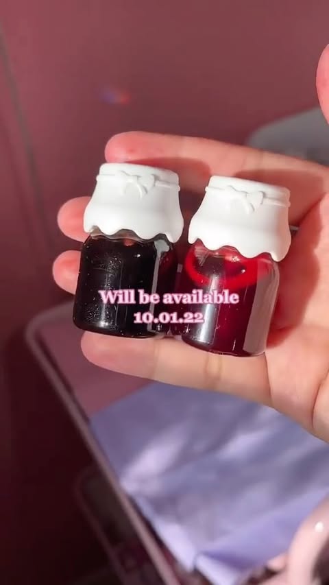 ✨🎃My brand new Halloween launch 🌙Twilight Sphere🌙 will consist of 5 new products! Set the date for October 1st at 12:00pm CST, you dont wanna miss this🎃✨
🧚🏻♀️✨Support and follow @sushyglowcosmetics , a fantasy inspired business ✨🧚🏻♀️
🌔🥀Twilight Sphere Is the perfect collection to celebrate this fall, the mood is dimmer and more mysterious. Live out your twilight aesthetic this Halloween with this nightfall-like collection🥀🌔
🌺
🌺
🌺
#sushyglowofficial #femininestyle #kawaiimakeuplook #kawaiibrand #twilightsparkle #kawaiiaesthetics #fairysparkle #cutecosmetics #fairymakeup #fairymakeuplook #fairyinspired #faeriesofinstagram #gardenfairy #fairycrystal #fairycore #coquette #coquetteaesthetic #fairycoreaesthetic #shimmer #animelipgloss #bodyshimmer #egirlmakeuplook #fairydust #altgirlsofig #bodyshimmerspray #pinkfairy #fairygardens #liptint #liptints #cuteliptint