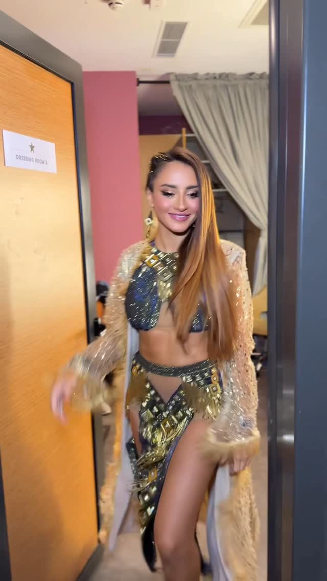 Backstage moments in Antalya, Turkey at @cosmos.theatre 🇹🇷 Just minutes before stepping into the spotlight. ✨
#nojoom_support #turkey #backstage #backstagemoments #performerlife #onstage #showtime #turkeyevents #divamoment #carolinaksinger #liveperformance #behindthescenes