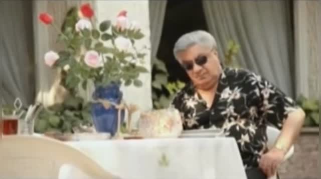 در گسترهی پربار موسیقی ایران، نام استاد جهانبخش پازوکی همچون نگینی میدرخشد؛ آهنگسازی که نغمههایش از دل برآمد و بر دل نشست.
آثار ماندگار ایشان، نهتنها بخشی از حافظهی شنیداری چند نسل از مردم ایراناند، بلکه گواهی بر ذوق ناب، احساس بیپیرایه و شناخت عمیق او از فرهنگ و روح ایرانیاند.
جهانبخش پازوکی با آهنگهایی که لبریز از مهر، عشق، غربت، امید و خاطرهاند، در جان موسیقی ملی ایران خانه کرد.
ایشان با هنرمندانی بزرگ همچون استاد گلپا، رابطهای فراتر از همکاری حرفهای داشت؛ پیوندی از جنس احترام، دوستی و عشق مشترک به هنر اصیل ایرانی.
در سالروز تولد این هنرمند گرانقدر، با افتخار و احترام، فیلمی از سخنان اکبر گلپایگانی در مورد جایگاه والای جهانبخش پازوکی را یادآوری و بازنشر میکنیم تا یادش در ذهنها زندهتر شود و قدرش بیش از پیش دانسته شود.
🎂 زادروز استاد جهانبخش پازوکی گرامی باد
با آرزوی ایامی سرشار از سلامت، آرامش و روشنی دل در سایهسار خانوادهی گرامی و در کنار نغمههایی که همچنان، طنین زندگی و زیباییاند.
خجسته باد این روز، بر هنرمندی که آوای ایران را جاودانه ساخت 🌸🙏❤️
@akbar.golpa