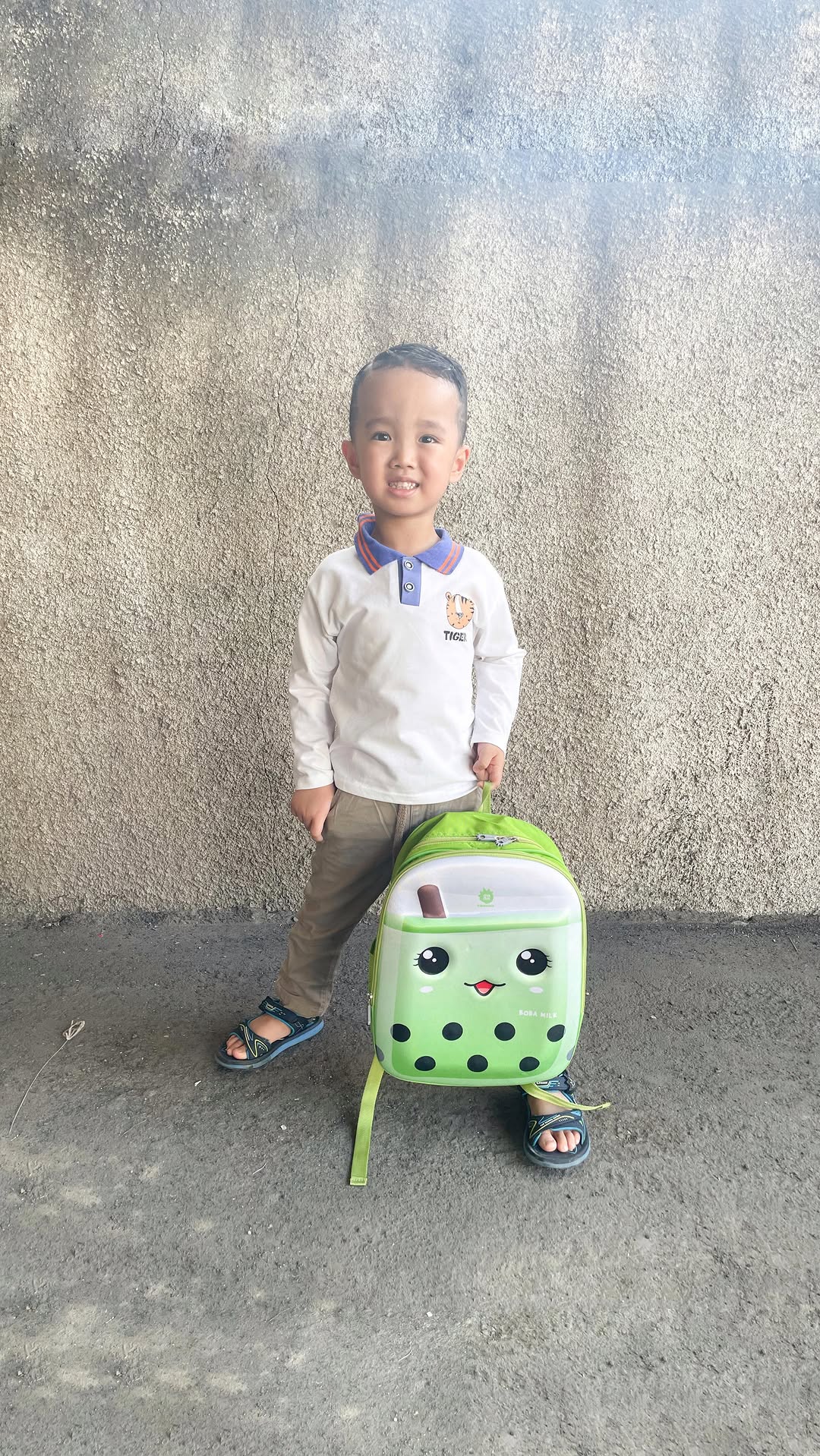 Ts sekolah yg super recommend dr @cannon_bags . Bagus bgt nih buat anak anak skola, krn dgn model kece dan trendy 👍🏻👍🏻..tas yg Miguel pakai ini Cannon Boba Milk . Ini ada ready 3 warna ya .
Keunggulan nya :
- Dimension : 23 x 12 x 32 cm
- Fabric : Polyester
- 2 Compartment (1 Front Compartment + 1 Main Compartment)
- 2 Side Bottle Pockets
- EVA Backfoam
Nah bagi yg bingung yuk buruan cek aja kenig nya @cannon_bags ❤️