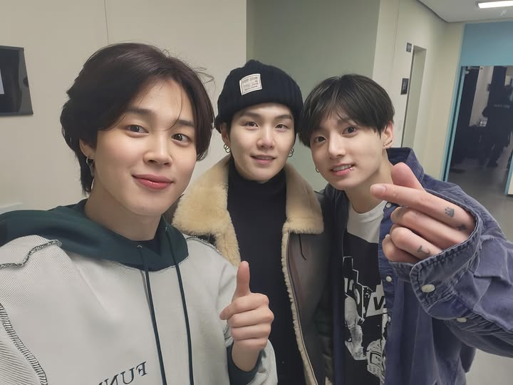 “Golden hour with my gems 💜✌🏻 #BestCrew”
#bts #jimin #parkjimin #suga #btssuga #jungkook #btsjungkook