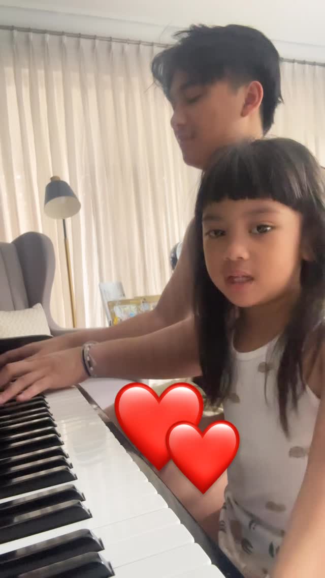 Sekarang yaya nyanyi diiringin abang @bevan.putera 🫶🏻❤️
#selaluadadinadimu #ostjumbocover #nakeya #bevan #siblings #kakakadik #thebaldys #family #keluargathebaldys #singing