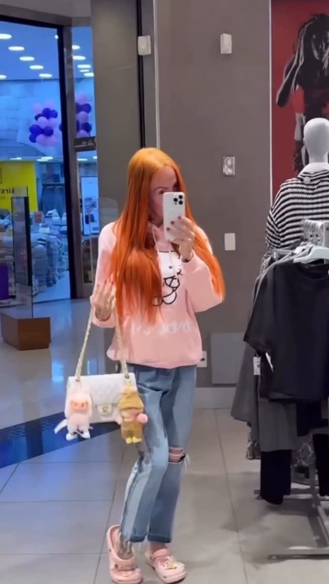 Seja sempre você independente se com 18 anos e com 40 e com 50 se com 60 use aquilo que você tem vontade faça aquilo que te faz bem corra atrás dos seus objetivos viva sem se importar com a opinião de ninguém🙏tenha estilo próprio use o que goste que faz bem eu amo usar roupas que me sinto bem comfortabel@ hoje eu posso usar tudo aquilo que eu não tinha condições de usar na minha infância na minha adolescência que eram roupas coloridas com personagens com os bichinhos com desenhos talvez seja por isso que eu já sou tão apegada aos ursinhos de pelúcia as roupas coloridas e com desenhos amo