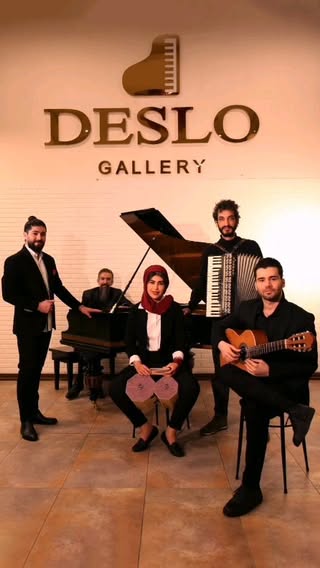 پلک میزنم در نگاهت
و پَر میگیریم به دنج خاطره ای
یا شعری بلند در آغازین روزهای بهار🍀
و آخر فاش میشویم در آن یادگارهای کوچک دور دست
در عطر دیار آشنایی
شعر سپید ✍ سپیده لطیفی
با احترام به اساتید گرامی عارف عارف کیا ، انوشیروان روحانی آهنگ کوچولو تقدیم به قلب های مهربونتون
نوروزتون پیروز🍀
Vocal:@vahabdahhaft
Piano:@mohamad.reza.pirkeh
Accordion:@alireza.bakhtiarvand
Percussion:@mahsa.ahmadi_1991
Gitar:@mehrdad_varchandi
Mix& Mastering: @bahaminjavadi
از زحمات دوستان نوازنده و کوشش جفتتون صمیمانه ممنونم 🙏
Arrangement:@mohamad.reza.pirkeh @bahaminjavadi
با تشکر از مدیریت محترم کمپانی دسلو جناب آقای سعید بیات عزیزم که در این پروژه صمیمانه کنار ما بودن⚘🙏
@deslo.piano
سپاس از تیم تصویربرداری که دراین زمان کوتاه با حوصله برامون وقت گذاشتن 🙏⚘
Video & cover:@hasan_hosseinnia
#موسیقی #خواننده #آهنگساز #موزیسین #موزیک #کلیپ #
#وهاب_ده_هفت #موسیقی_پاپ #هنرمند#موسیقی_کلاسیک #موسیقی_پاپ #موزیک_ترند_اینستاگرامی #کوچولو #پریشون #گیسو ##نوروز #بهار #نوروز_پیروز