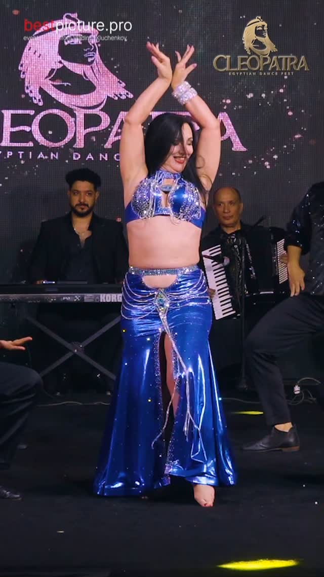 Making a splash at @cleopatra_festival in Egypt 🇪🇬 costume @magdisheko Don’t miss Cairo Band soon in Los Angeles at @sehir_al_sharq full video on YouTube: Warda Shahrazad Official link in bio #wardashahrazad #bellydance #ورده #wardah #bellydancecostumes