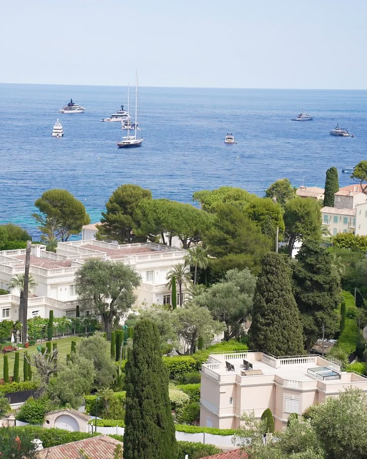 Estar com as pessoas certas nos lugares certos é sinônimo de bons negócios, boas experiências e amizades duradouras.
A Villa Ephrussi de Rothschild, em Cap Ferrat é um legado de uma das famílias centenárias do sistema financeiro global.
Este foi nosso ponto de encontro, como símbolo de boas colheitas.🥂