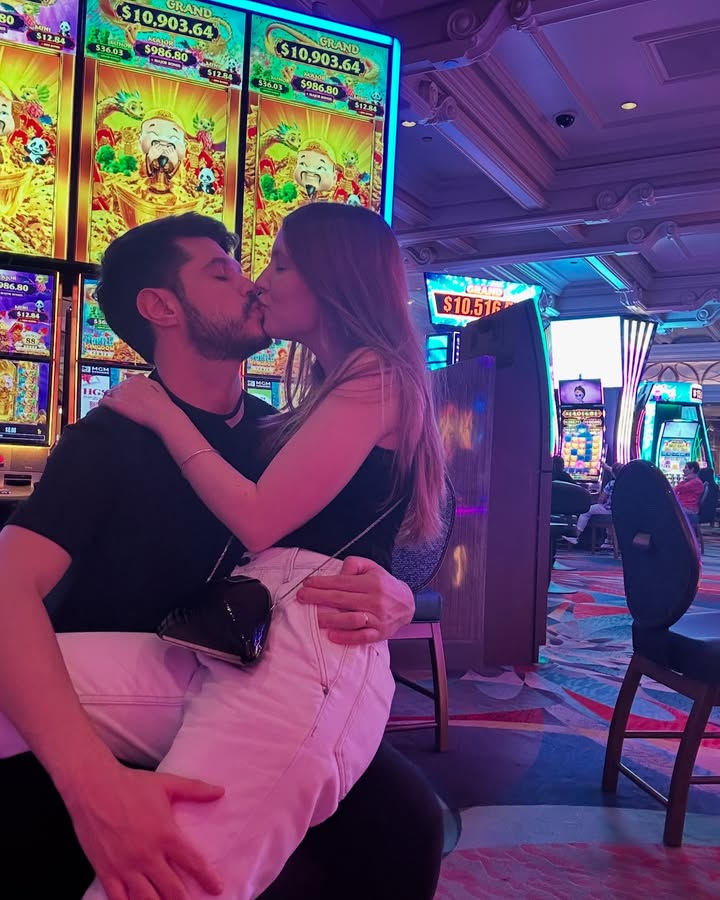 Vegas foi a nossa terceira parada, iluminada e cheia de contrastes. Agora partimos pra última etapa dessa viagem e, como sempre, tudo com você vira um sonho. ❤️🌙🍯