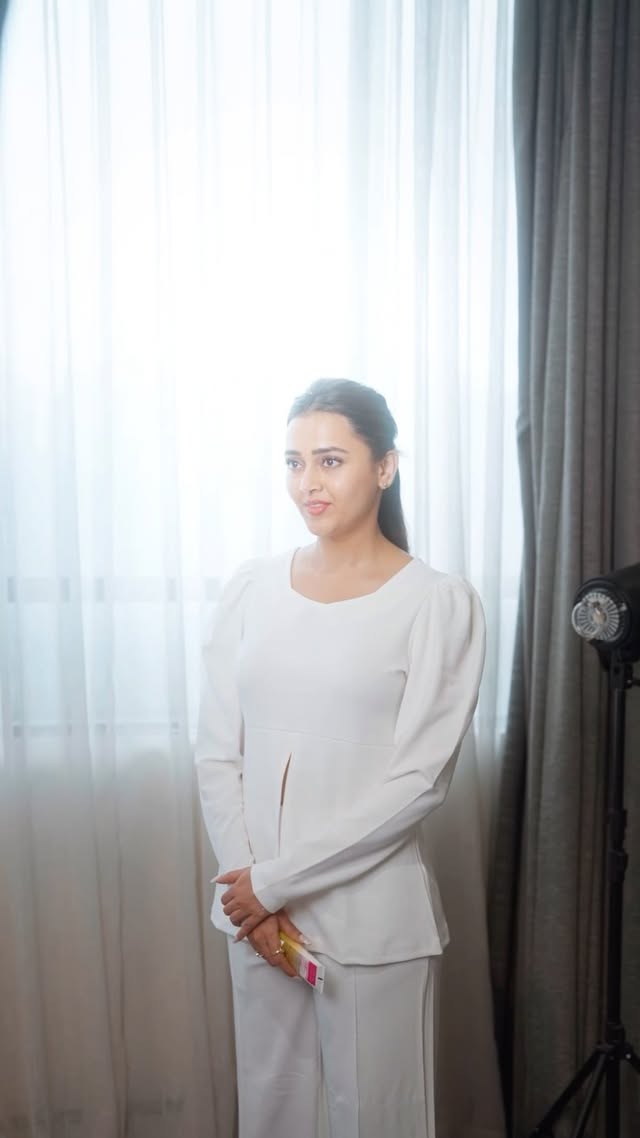 #ad Being under the spotlight and constantly on the move, my skin craves care that keeps up with me.
That’s why I trust the Glow & Lovely Vitamin C Brightening Sunscreen. With SPF 50 PA++++, it shields me from harsh UV rays and blue light, while the goodness of Vitamin C, E, and Niacinamide keeps my skin radiant and refreshed.
What I love most? One product, two powerful benefits — sun protection + skin brightening. It’s my go-to for glowing confidence, every single day!”
#GlowAndLovely #BlockTheSunNotTheFun #BrighteningSunscreen #VitaminCGlow #TwoInOne