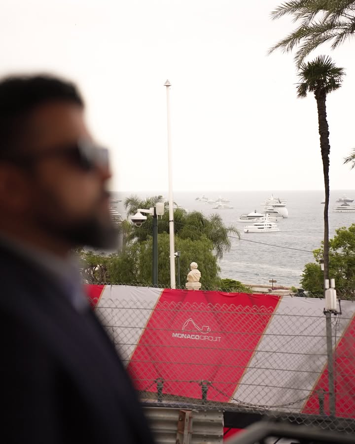 Quem acha que o GP de Mônaco é apenas sobre “automobilismo” esta bem enganado.
Para ter ideia, estima-se que no período mais de 500 milhões de euros foram movimentados em Monte Carlo.
Ali acontece eventos exclusivos, reuniões com alguns dos maiores fundadores de negócios do mundo (Jeff Bezos por exemplo estava presente), patrocinadores, investidores e grandes negociações fora dos holofotes.
Se você quer mais contratos de valor, estar no lugar certo com as pessoas certas é um primeiro passo. Se você quer se conectar “emocionalmente” com pessoas da alta esfera, viva com elas não o que uma mesa de reunião SEPARA, mas sim, hobbies e gostos em comum para de fato se aproximarem e criar vínculos de confiança.
Como falei, o AUTOMOBILISMO é o PRETEXTO, mas por trás disso, tenha certeza que muito mais acontece!
#gpmonaco🇲🇨