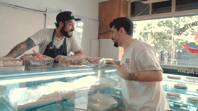 •FUNDAMENTALISTA DEL SANGUCHITO DE MIGA• Etiquetá a tus amigo/as que estaban manijas que volvamos a hacer vídeos. ✨
Seguinos en YouTube: youtube.com/rodriguezgalati
Volvemos renovados! Con contenido semanal en el canal de YouTube e IG 👍🏻 @robergalati @luquitarodrigue @manuelburak @micaelsonzini
Gracias Panaderia Del Mortero (Rio de Janeiro 582, CABA. 🥖🥐👏
#rodriguezgalati #humor #miga #sandwiches #panaderia