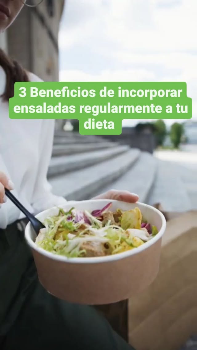 Estos son: ⤵️
✅ Promueve la salud cardiovascular: las ensaladas ricas en verduras de hojas verdes son una excelente fuente de antioxidantes, vitaminas y minerales que ayudan a proteger el corazón.
✅ Mejora la digestión y la salud intestinal: la fibra presente en las verduras y hortalizas promueven una digestión saludable. Además las verduras de hojas verdes facilitan la descomposición de los alimentos y absorción de nutrientes ayudando a prevenir el estreñimiento y la hinchazón.
✅ Ayuda en el control de peso y la saciedad: las ensaladas son bajas en calorías pero ricas en volumen y fibra lo que las convierte en una opción ideal para mantener la saciedad y reducir la cantidad de alimentos calóricos y procesados.
🥦Incorporar ensaladas regularmente a tu dieta te ayudará a mantenerte saludable y llena de energía! ✨
Si quieres que te envíe 2 recetas de ensaladas ricas y faciles comenta la palabra RECETA debajo y te las envío por DM! 🥰
.
#receta #recetasfaciles #recetassaludable #recetassanas #ensaladas #ensaladas #beneficiosdelasensaladas
#comer #comersano #comerrico #ricoysano #saludable #nutricional #nutricion #vegetales #verduras #comida #comidanutritiva #comidasaludable
Recetas sanas recetas saludables beneficios de las ensaladas comer sano verduras incorporar vegetales