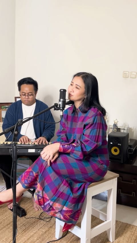 Spill tipis potongan lagu #silakan aku live bareng pencipta lagunya, so excited!!! โค๏ธ
2 hari lagi sudah bisa kalian dengarkan full lagunya. Sekarang, pre-save dulu aja di bio aku yaa...
28. 06. 2024
#ASTRID #newsong #silakan #spotifyplaylist #spotifyindonesia #youtubeindonesia
Cahaya Management
081287402015 / 081295082034 - Tommy