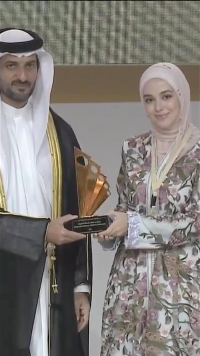 لم أتخيل هذا العام أني سأحصل على جائزة مهمة كهذه! لم تكن ضمن اهدافي لهذه السنة، لكن رب العالمين أسعدني بها، وكتبها لي🥹.
القصة ومافيها، قبل أيام (في زيارتي لإثيوبيا ) وصلتني دعوة من المنتدى الدولي للاتصال الحكومي، وأخبروني أنه تم ترشيحي لجائزة أفضل مؤثرة في الوطن العربي للاتصال الحكومي، وتُمنح هذه الجائزة لصناع المحتوى من منطقة الشرق الأوسط وشمال افريقيا على مواقع التواصل الاجتماعي في مختلف المجالات الذين دعموا المفاهيم والأفكار والتجارب المثمرة القائمة على مبادئ الاتصال الحكومي التي تعود بالنفع على الفرد والمجتمع.
ممن ساهموا في نشر والمشاركة في مبادرات حققت تأثيرا في المجتمع.
وصلتني الدعوة، ولبيتها. والمفاجأة أني الفائزة!
سعيدة بهذا التكريم وبهذا التتويج، ولا أخفيكم علما أنه بمجرد أن سمعت اسمي، مصحوبا بالمملكة المغربية شعرت بفخر وسعادة لا توصف!
أشكر المنتدى الدولي للاتصال الحكومي على الجائزة، وكل القائمين على هذه المبادرة. وسعيدة بتمثيل بلدي الحبيب والدول العربية. وسعيدة بكل الرسائل الملهمة والمحفزة والمشجعة التي توصلت بها.. أصدقائي أشعر بسعااادة غامرة، أشكركم على حبكم ❤️🇲🇦