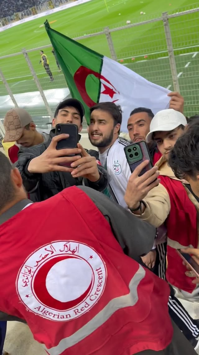 هذه الصور و مثلها كثير أعيشها يوميا في الواقع ، فمحبة الناس نتشرف بها دائما و في كل مناطق الوطن فانتم دائما مصدر إلهامي و أعدكم بالأفضل دائما.
#نحبكم و نموت عليكم لعزاز...