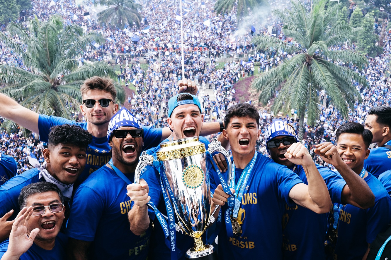 What I did last weekend? A Bandung city tour with my champs🏆 @persib #Juara