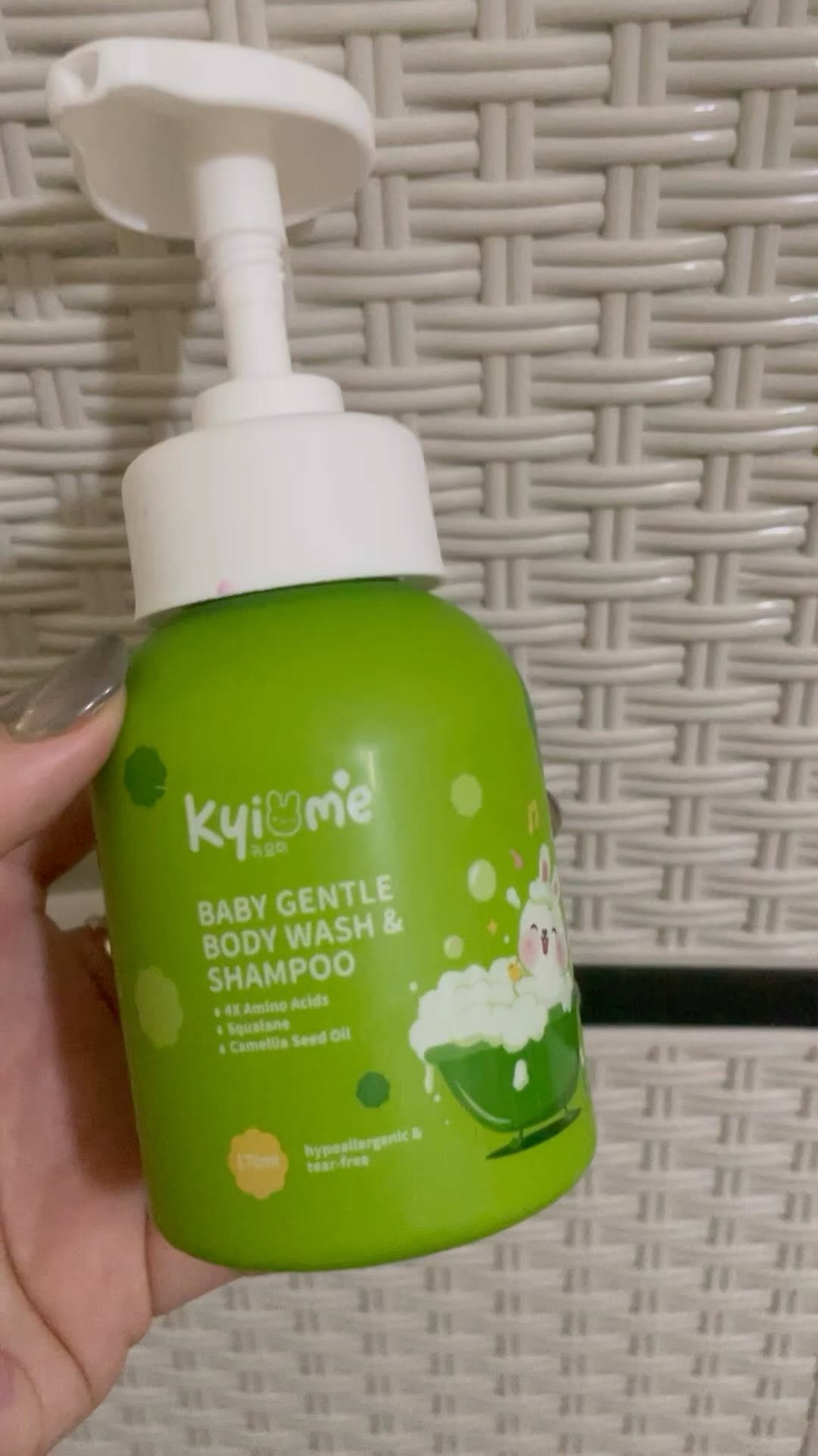 Skrg ga usa bingung lg milih sabun shampoo utk si kecil. Kali ini Jocelyn lg pakai dr @kyiomeofficial . Ini wangi nya super enak, lembitut jg ke kulit . Kandungannya ada dual action formula, mouizturizer serta treats skin gently.
Produk dr @kyiomeofficial masi banyak lagi loh utk sikecil. Yuk buruan di cek aja ke ig nya ❤️