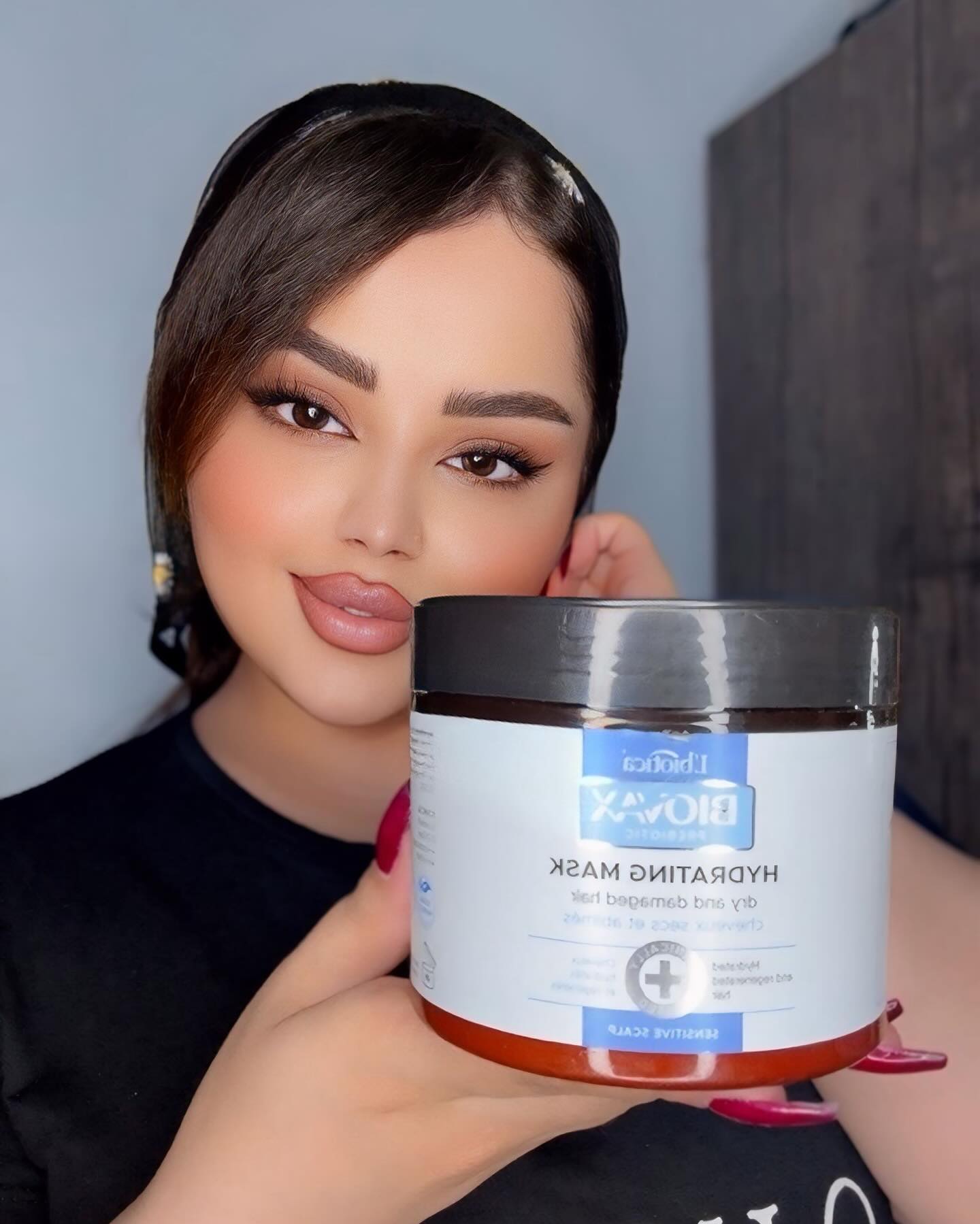 ماسک آبرسان موهای خشک و آسیب دیده🌱
قوی برای بازسازی موهای خشک و آسیبدیده است. فرمول آن حاوی عصاره آووکادو است که موها را به شدت مرطوب کرده و کوتیکولهای مو را محکم میکند و از شکستن آنها جلوگیری میکند. پروتئینهای گیاهی، حاوی خواص مرطوبکنندگی و نرمکنندگی، موها را نرم، لطیف و انعطافپذیر میکنند. کمپلکس پریبیوتیک، تعادل لایه محافظ را تنظیم میکند.
موهای تغذیه شده و بازسازی شده
موهای تغذیه شده و بازسازی شده
آبرسانی و تقویت بهینه مو
درخشش طبیعی
موهای صاف
نحوه استفاده: پس از گرفتن آب اضافی، ماسک را به آرامی روی موهای مرطوب بمالید. از تماس با ریشه مو خودداری کنید. در حالت ایدهآل، قبل از شستشو با جریان آب سرد، اجازه دهید ۱۵ دقیقه روی موهایتان بماند. هر ۳ تا ۵ روز یکبار تکرار کنید.
#شامپو_آبرسان #البایوتیکا #تاپتن #موخوره_درمان #ماسک #ماسکمو #اوشنیک #لهستان #ریزشمو #نرمکننده_مو #شامپو_موهای_آسیب_دیده