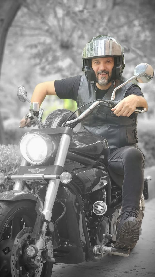 ،
فقط عشق بازها میفهمن این پست یعنی چی!!؟🏁🤍
،
چشماتون رو ببندید
گوش کنید
و
حالشو ببرید!👊🏻🏁
،
،
به امید آزاد شدن موتورسنگین در ایران🙏🏻🏁
واسه ی اینم باید ما حسرت دنیا رو بخوریم....😔😫