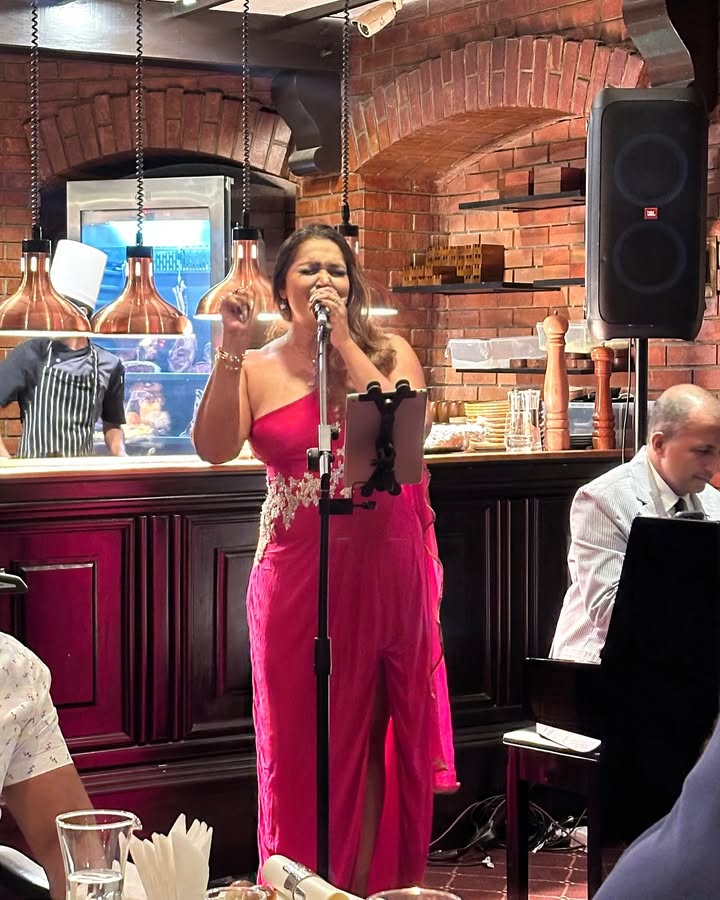 🎤🎹🎷🥃🥂🥘🥗
#Grateful #TheLondonGrill #GoldenJubilee #jazz #cinnamongrandcolombo