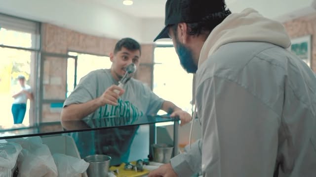 •INSOPORTABLE EN LA HELADERÍA • Etiquetá a tus amigo/as insoportables . 😖✨
Seguinos en YouTube: youtube.com/rodriguezgalati
Volvemos renovados! Con contenido semanal en el canal de YouTube e IG 👍🏻 @robergalati @luquitarodrigue @manuelburak @micaelsonzini
Gracias @savoryheladoscafe 👏
#rodriguezgalati #humor #heladeria #cafeteria #empleados