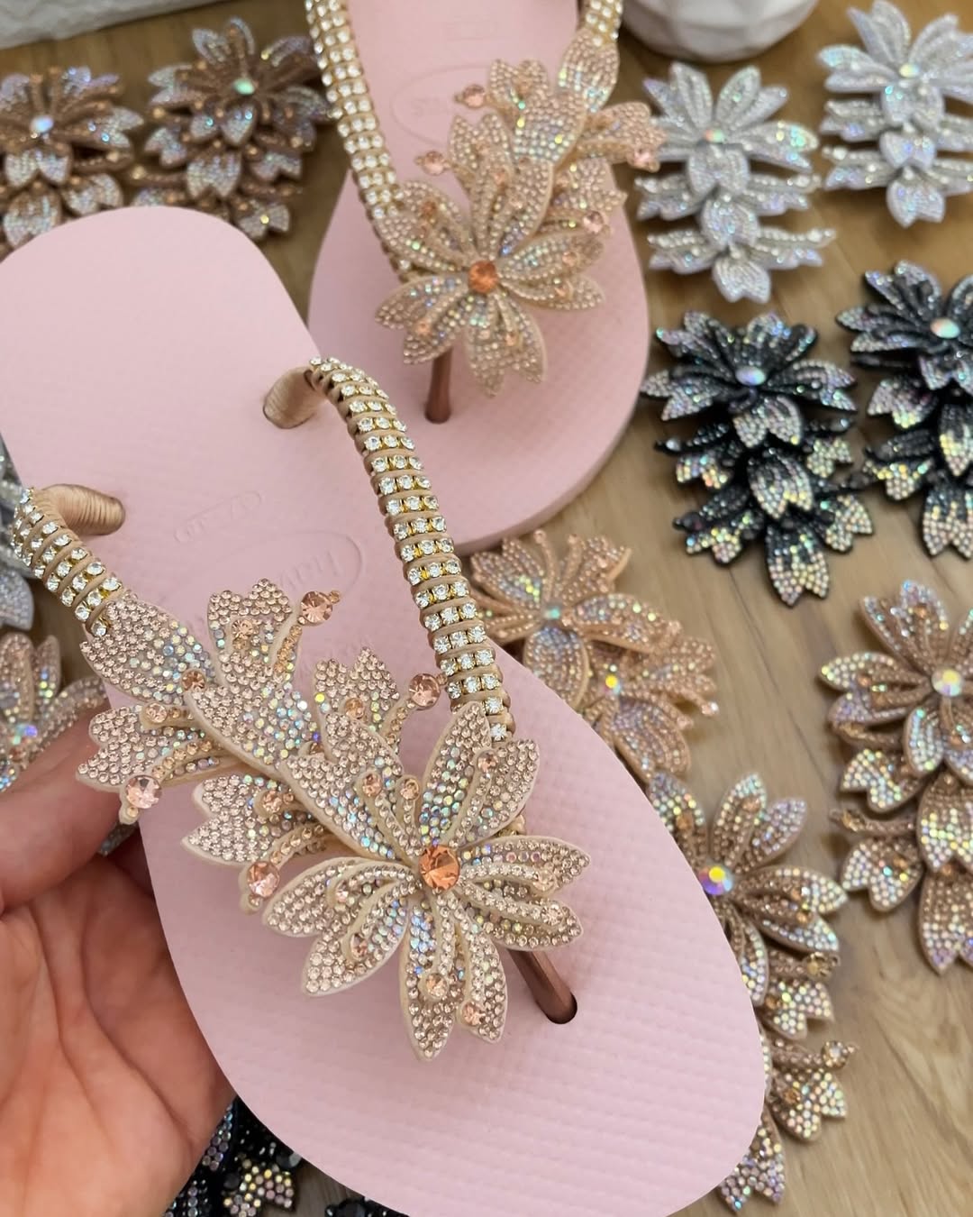 ✨ Puro charme nos pés! ✨
Quem disse que conforto não pode andar de mãos dadas com o glamour? Essa Havaiana personalizada é mais que um chinelo, é um detalhe que transforma o seu look e faz você se sentir linda em qualquer lugar. 🌸💖
💬 Me conta: qual cor você usaria?
📲 Já chama no direct e garanta a sua antes que acabe!
#havaianaspersonalizadas #feitoàmão #confortocomestilo #mulheresqueinspiram #brilhenodetalhe