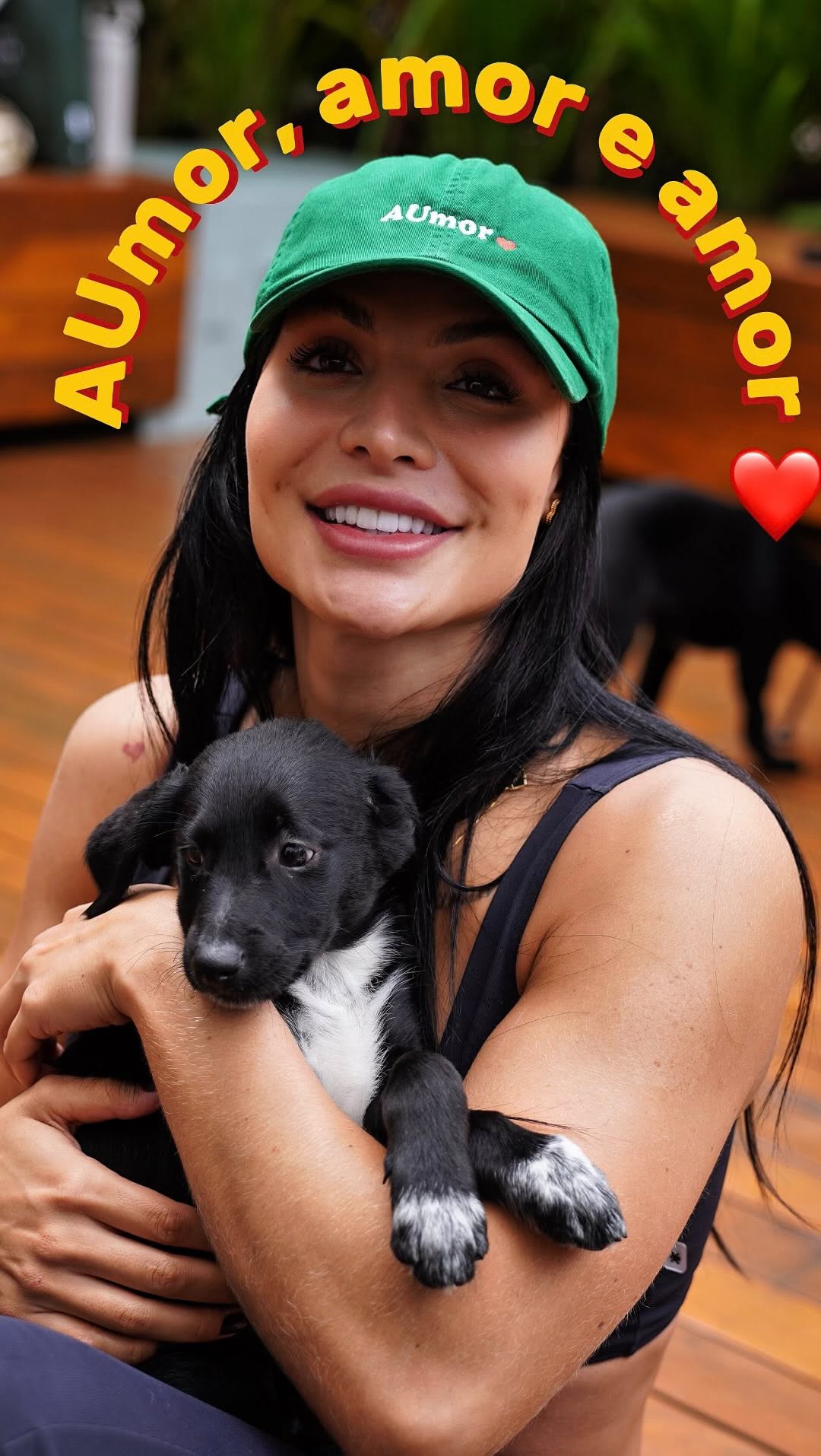 Hoje foi dia de respirar fundo, alongar a alma… e me apaixonar por cada focinho que cruzou meu tapetinho. 🧘🏽♀️🐶
Participei do @hyppet Yoga aqui em São Paulo — um evento simplesmente encantador onde a gente pratica yoga ao lado de filhotes resgatados que estão em busca de um lar. 💛
Foi leve. Foi divertido. Foi transformador. Porque além de cuidar da nossa mente e corpo, a gente também dá visibilidade e esperança pra quem mais precisa: os peludinhos!
O evento acontece todo mês no hotel @canopybyhilton nos Jardins, com um café da manhã delicioso preparado com carinho pela @danubiobr pra repor as energias pós-aula. ☕🧀
E o mais bonito: o lucro dos ingressos é revertido para uma ONG parceira — nessa edição, foi a querida @sospetalpha — e todos os cães presentes estão disponíveis para adoção. 🐾
Vídeo @thomazferrer