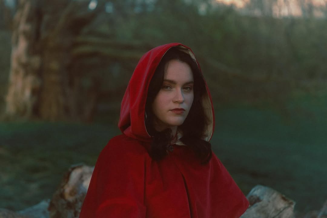 But Little Red she knows these streets, so why should she be afraid?
Photo by @amandaskuoo