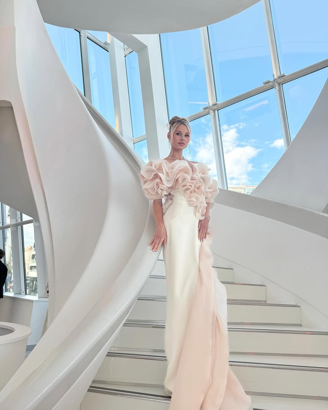 Thank you Cannes ✨
Pictures by @dianacatch @andreas.rentz @renaud_d.phy
Wearing @gabycharbachy @giorgiaviolacom
Hair and makeup @elena_zhosan_makeup
@martinezhotel @cannes.film.festival