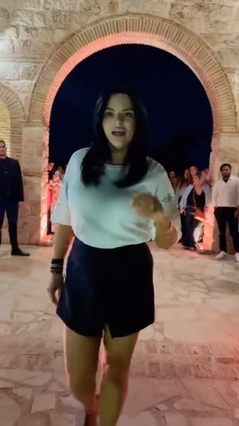 Η La vie en Rose είναι οικογένεια…και όχι μια απρόσωπη εταιρεία! ♥️♥️♥️
Από μια κατσαρόλα και με την αγωνία να αρέσουν τα πρώτα μου καλλυντικά…στο σήμερα που με λατρέψατε και σας αγαπάω έως το άπειρο…♾️♾️♾️
Όσο ζω θα σας δίνω…όλο και περισσότερο…
Σας ευχαριστώ που Αγκαλιάσατε το παιδί μου από την πρώτη στιγμή! Σας ευχαριστώ που με σηκώσατε από το πάτωμα!
Χωρίς τους 300 ανθρώπους μου όμως…και τα αδέρφια μου…δε θα μπορούσα να αναπτυχθώ, να μεγαλώσω και να εξελιχτώ τόσο πολύ…♥️♥️♥️
ΠΑΝΤΑ ΔΙΠΛΑ ΣΑΣ, όχι απλά κοντά σας!!!