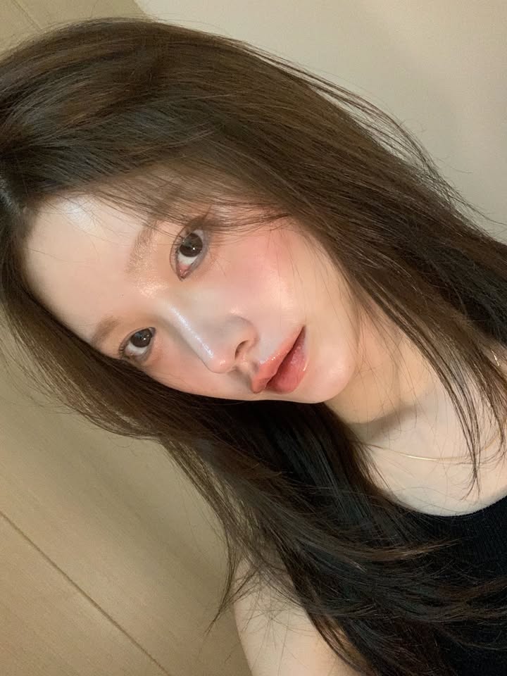 #광고
이미 틴트를 너무 잘 쓰고 있는..🤍
무지개맨션에서 리퀴드 블러셔를 출시했어요!
발림성이 산뜻하고 얇게 발려서
여러번 레이어링하면 할수록 맑은 광과 여리한 색감이 올라오더라구요✨
수채화처럼 스며드는 발색이 지금 날씨에 사용하기 딱 좋아요!
제가 사용한 색상은 03 썸 + 05 조이풀! 그리고 틴트는 030 발레🩰💝
오브제 글로시 기획세트
- 5/31(토)~6/6(금) 19,000원 → 14,900원 (21%)
· 오늘의 특가: 6/5(목) 단 하루 13,300원(30%)
오브제 블러쉬 기획세트
5/31(토)~6/6(금) 17,000원 → 12,900원 (24%)
#무지개맨션 #MUZIGAEMANSION #오브제블러쉬 #오브제글로시 #볼륨듀오 #올영세일 #올영세일추천템 #메이크업 #메이크업꿀템 #블러셔추천 @muzigae_mansion @oliveyoung_official