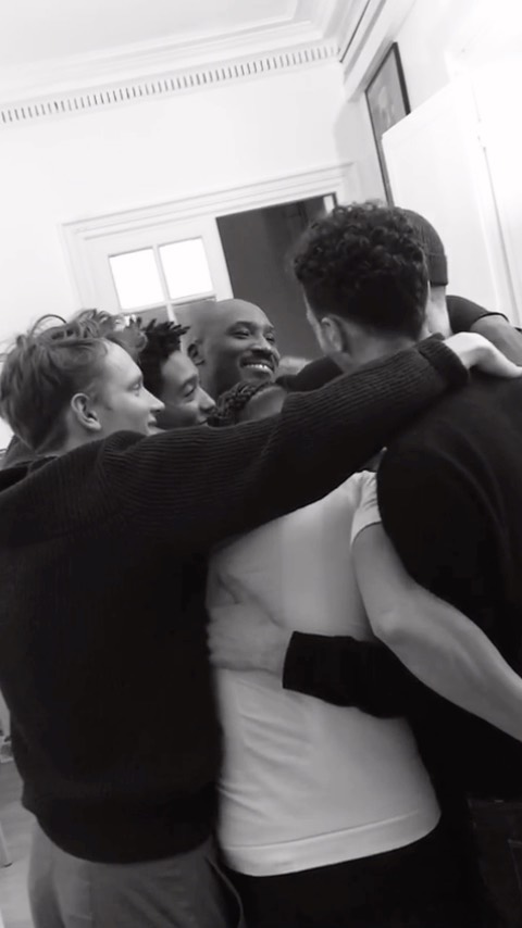 LES RASCALS quelle aventure…
J’ai l’impression de vraiment réaliser tout ce que j’ai vécu avec ces personnes là maintenant que le film est sorti.
Je voudrais remercier directement notre caporal chef @jimmy_laporal_tresor qui m’a permis de vivre cette expérience de cinéma et de vie… Je suis tellement fier et reconnaissant d’avoir vécu ma première expérience au cinema sur grand écran avec toi !
Tu nous as donné la chance à nous jeunes acteurs de pouvoir nous exprimer à travers ces rôles et cette histoire complexe. Dès le départ, nous savions que cette bande des RASCALS allait passer par pleins d’émotions et que leur passage à l’âge adulte allait être compliqué.
Mais jamais je n’aurais pu imaginer à quel point cela allait impacter mon propre passage à l’âge adulte et à quel point cela allait me faire évoluer et grandir.
J’ai fais des rencontres durant le tournage de ce film qui me marqueront à vie …
Pour la plus part d’entre nous, il s’agissait de notre première expérience de cinéma et on a tous été dans la même énergie et liés dès le départ.
Pour faire exister cette bande de potes qui se connaissent depuis plus de 10 ans, il a fallut s’ouvrir à l’autre et vraiment se rencontrer, pas en tant qu’acteur mais plutôt en tant qu’être humain.
Et pour le coup, j’ai eu la chance de rencontrer des personnes magnifiques, et extrêmement talentueuses.
On a passé des journées, des semaines ensemble à méditer, discuter, danser, chanter, improviser, se ridiculiser aussi 😂 Tout ça sous l’encadrement précieux de @sophiegalitzine sans qui cette bande ne serait pas aussi proche à l’écran comme dans la vie.
On était logés au même endroit pendant des mois et chaque jour était spécial entre nous.
Jimmy à su trouver pour son film des personne avec une énergie et une aura positive. Chaque personne présente avait la passion et l’envie de se dépasser et c’est aussi ce qui a rendu ce film fort et beau. Les Rascals était vraiment une expérience spéciale, j’espère que vous le ressentez à travers l’écran !
Quoi qu’il en advienne, pour moi ce film est un succès. Merci à tous ceux qui ont participé à rendre cette expérience et ce film uniques 🙏🏼
Je vous aime, votre Mandale ❤️