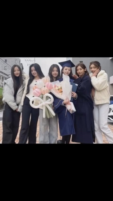 친구들과 남긴 추억의 한 페이지
오랫동안 간직할게✨️
#졸업 #유니스 #임서원 #졸업식 #추억 #UNIS
#unis #친구 #안녕